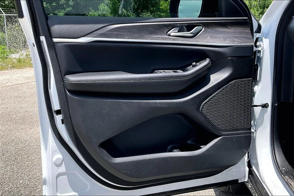 New 2026 Jeep Grand Cherokee L Laredo 4D Sport Utility