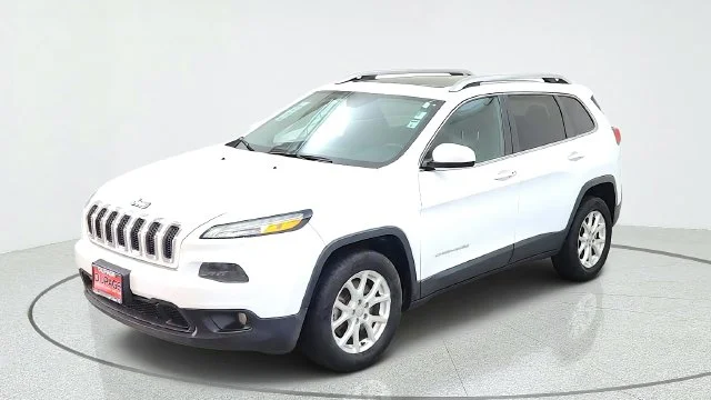 Used 2014 White Jeep Latitude image 4