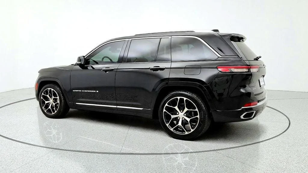 Used 2023 Diamond Black Crystal Pearlcoat Jeep Summit Reserve 4x4 image 7