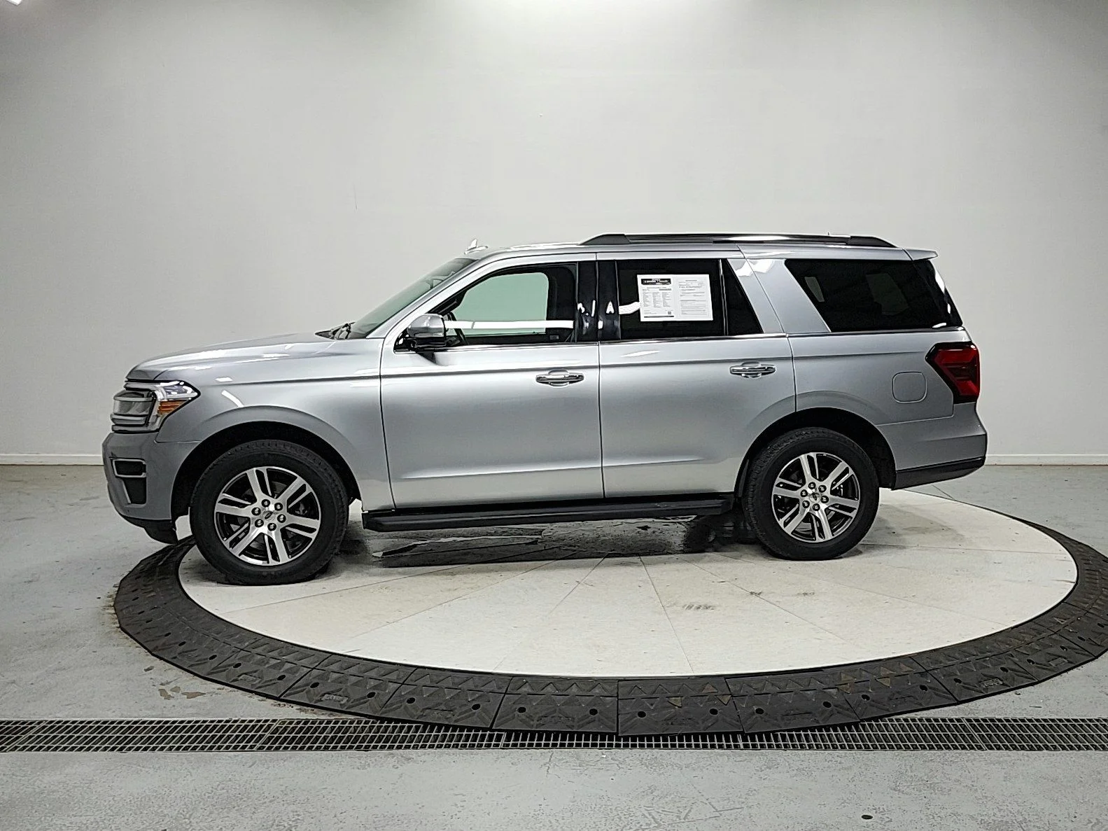 Used 2024 Silver Ford Limited image 5