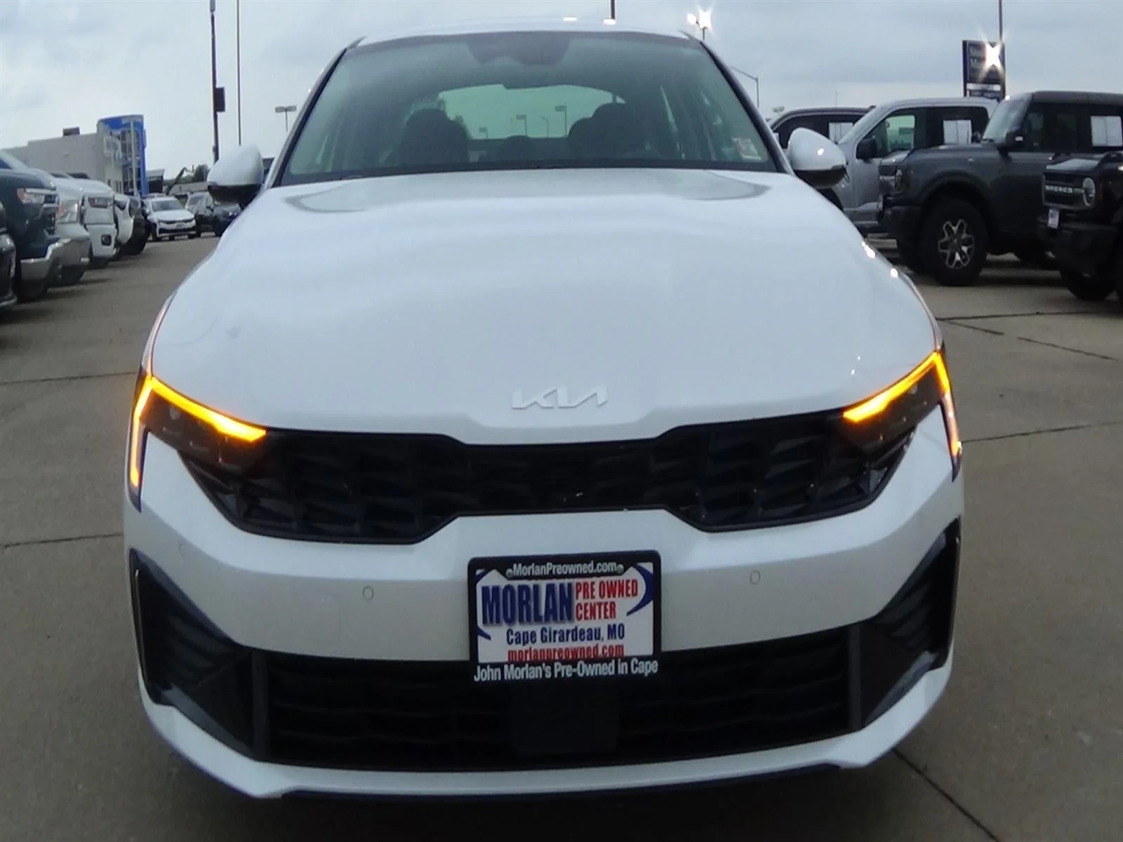 Used 2025 Snow White Kia LXS image 3