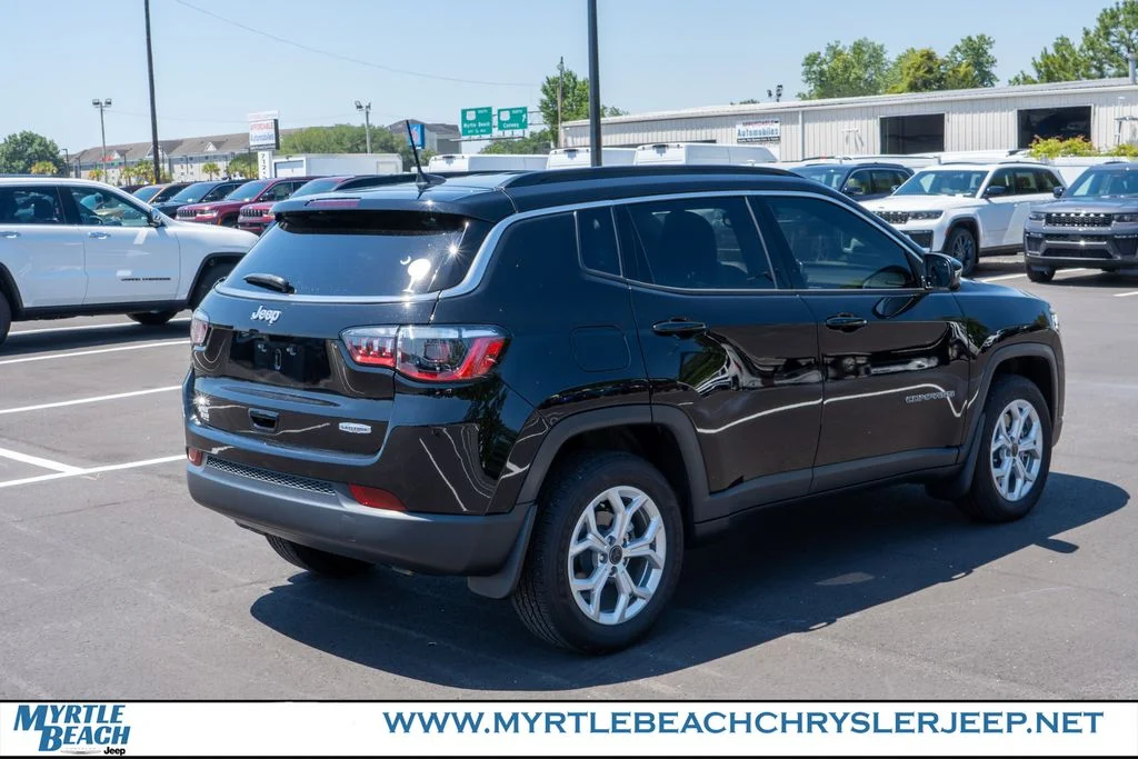 Used 2025 Diamond Black Crystal Pearlcoat Jeep Latitude image 6