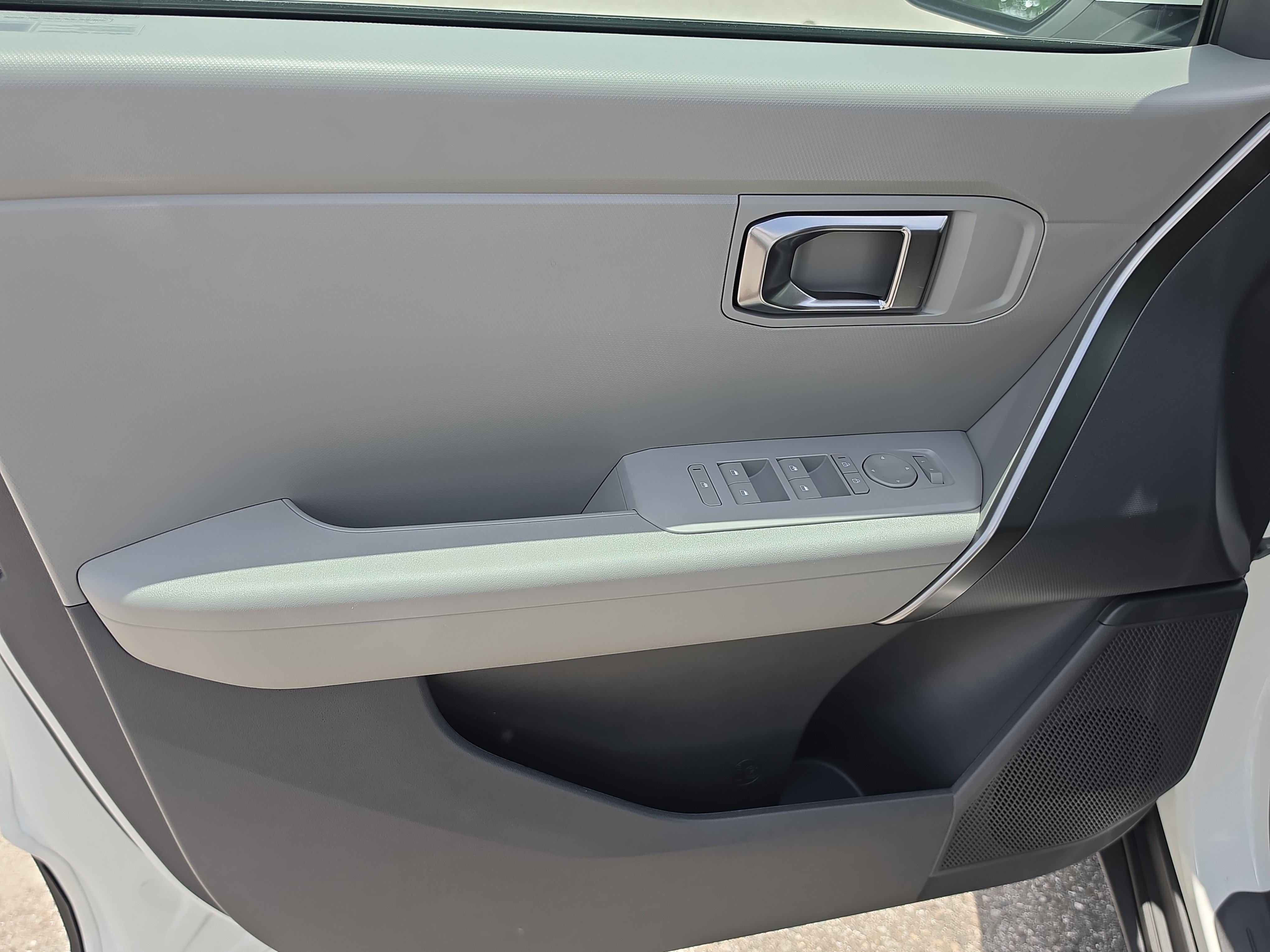 New 2027 Snow White Pearl Kia LX image 17