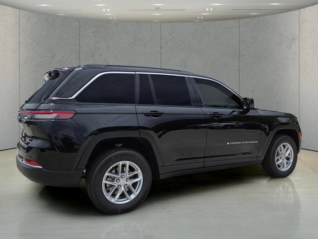New 2026 Diamond Black Crystal Pearl-Coat Exterior Paint Jeep Laredo image 3