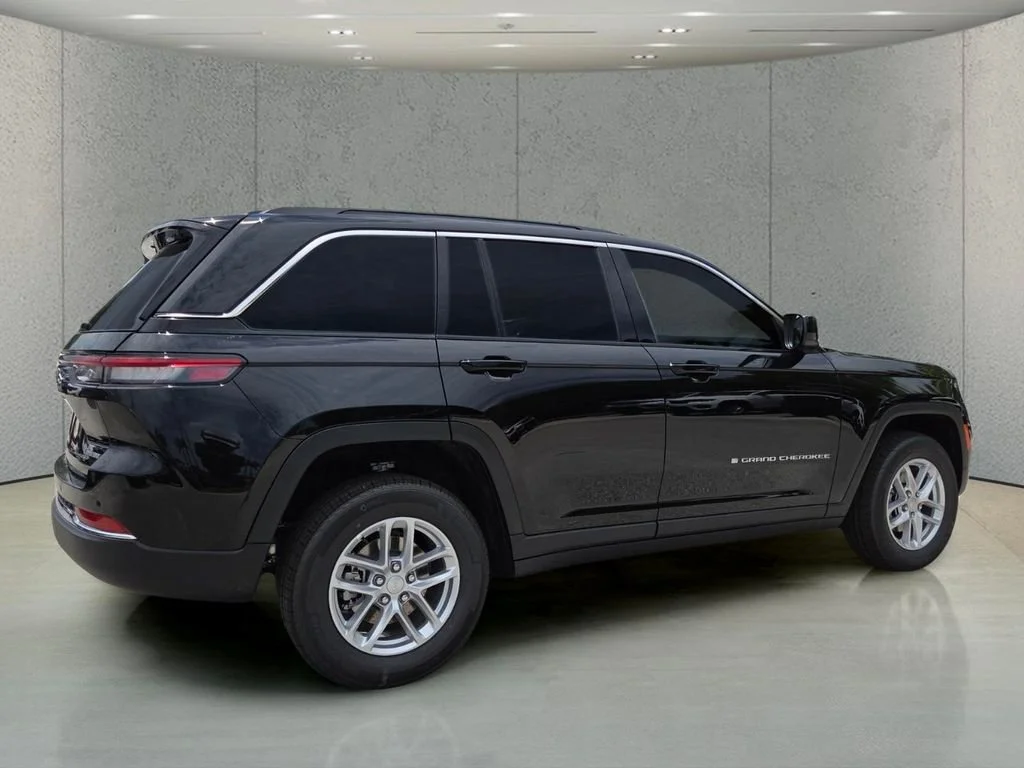 New 2026 Diamond Black Crystal Pearl-Coat Exterior Paint Jeep Laredo image 3