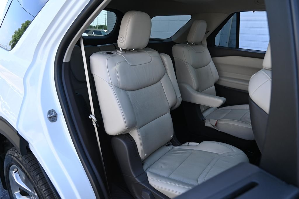 Used 2020 White Metallic Ford Platinum image 28