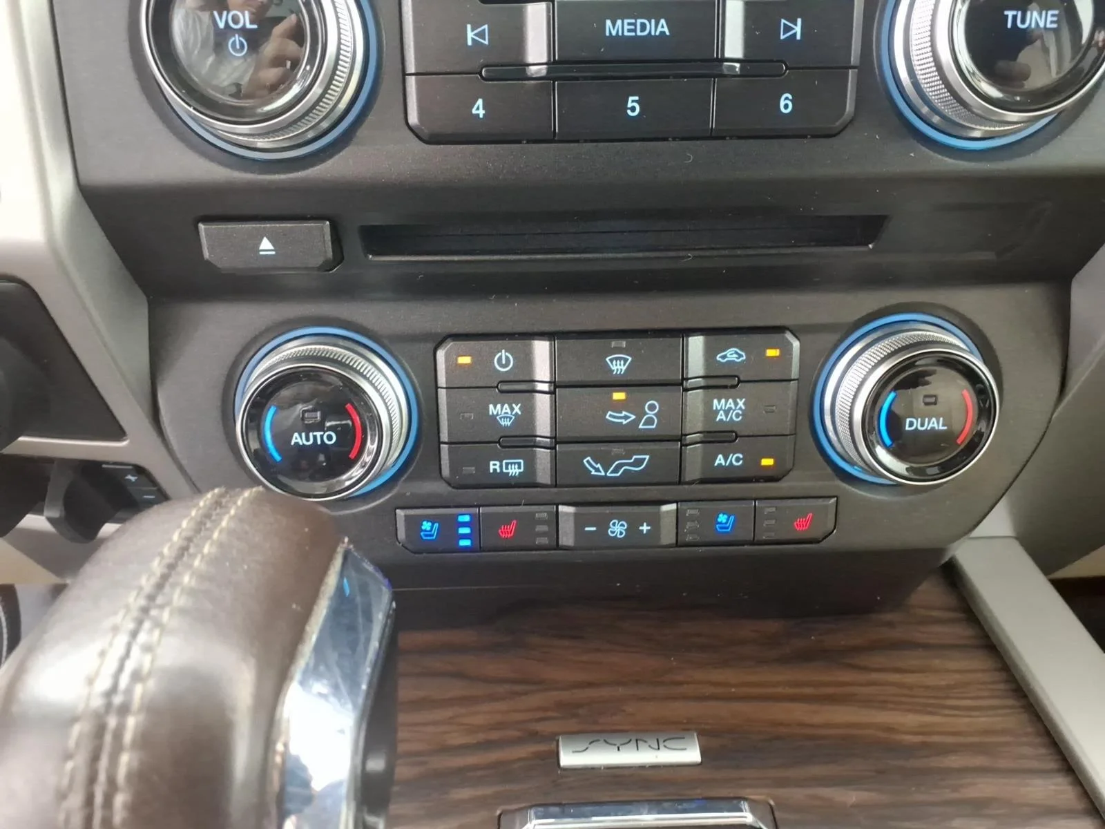Used 2018 Ruby Red Metallic Tinted Clearcoat/Stone Gray Ford LARIAT image 8
