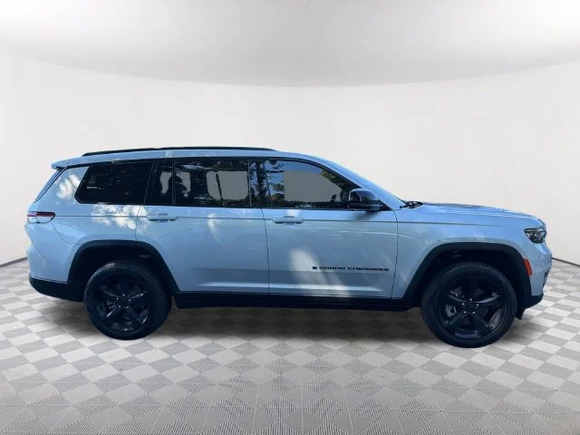 Used 2025 Silver Jeep Limited 4x2 image 4