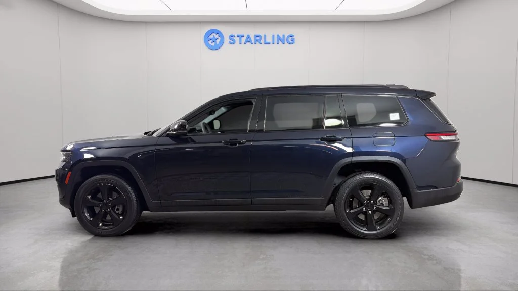 Used 2024 Blue Jeep Limited 4x4 image 3