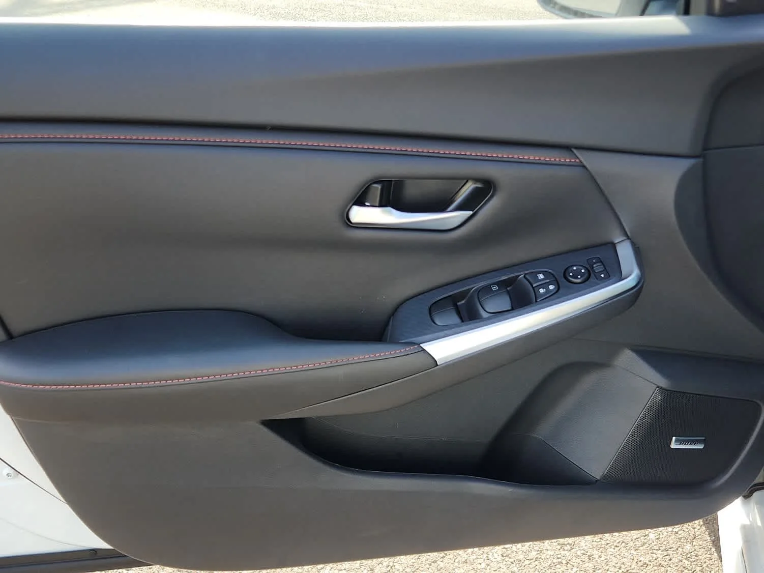 Used 2025 Aspen White Tricoat/Super Black Nissan SR image 9