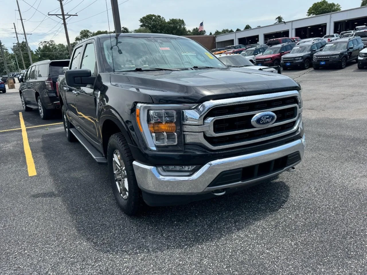 Used 2021 Agate Black Metallic Ford XLT 4WD SuperCrew 5.5' Box image 2