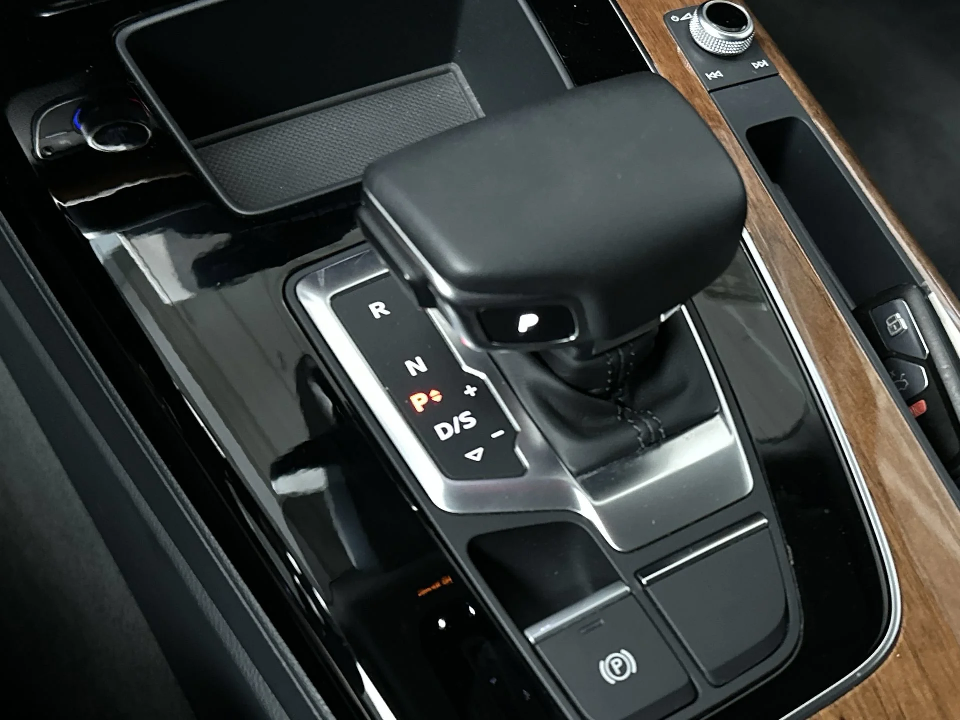 Used 2023 Daytona Gray Pearl Effect Audi S line Premium image 21