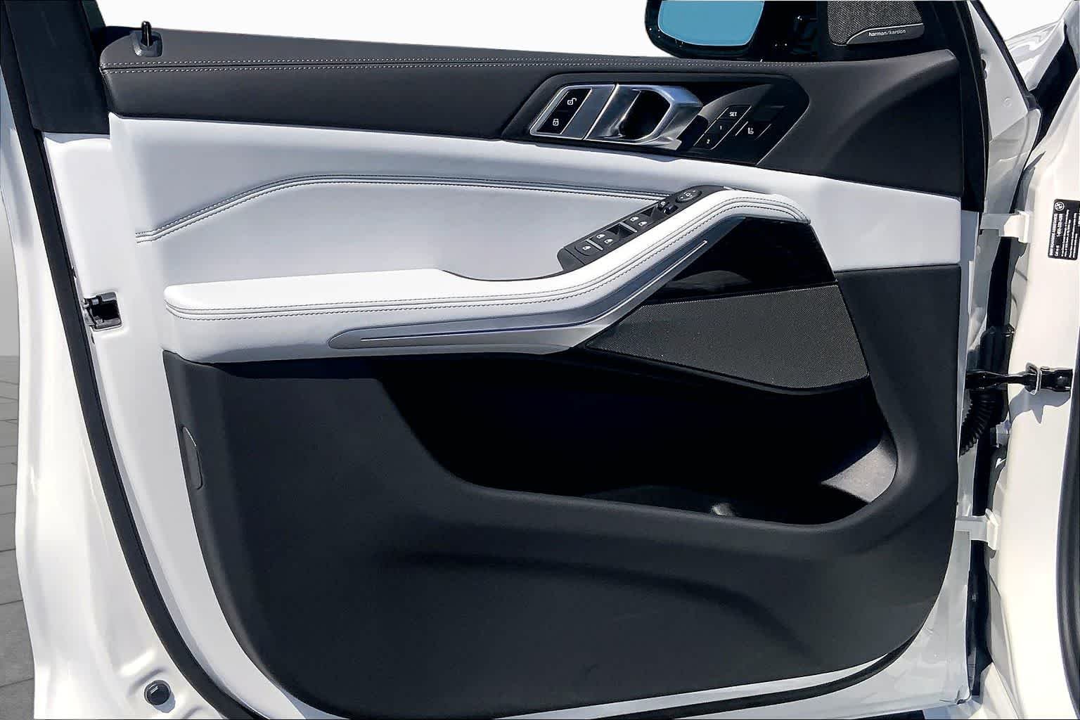 New 2026 Mineral White Metallic BMW sDrive40i image 10