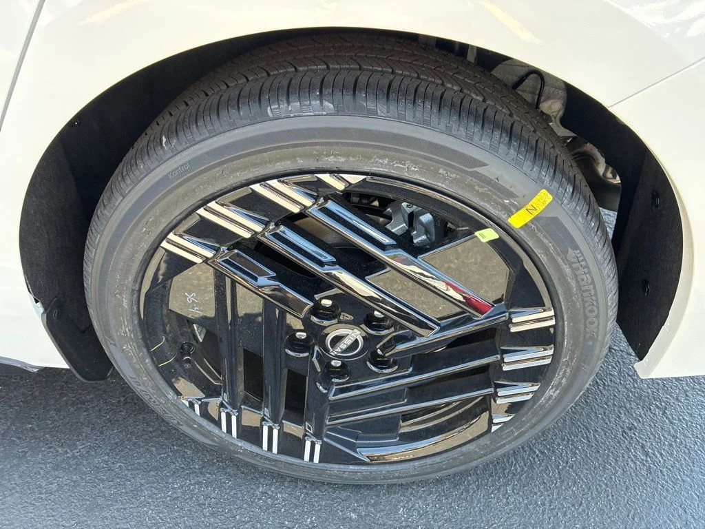 New 2026 Aspen White TriCoat / Super Black Two-tone Nissan SR image 10