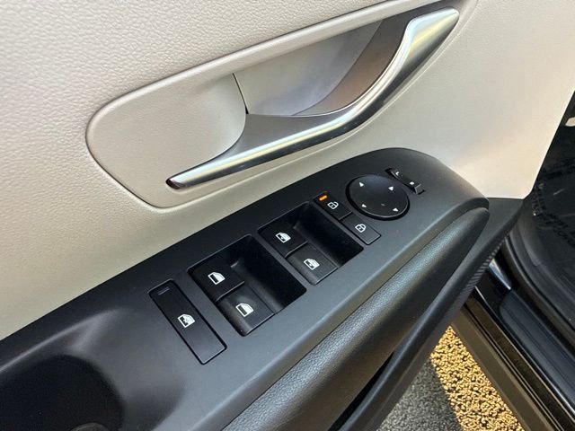 Used 2025 Black Hyundai SEL image 16