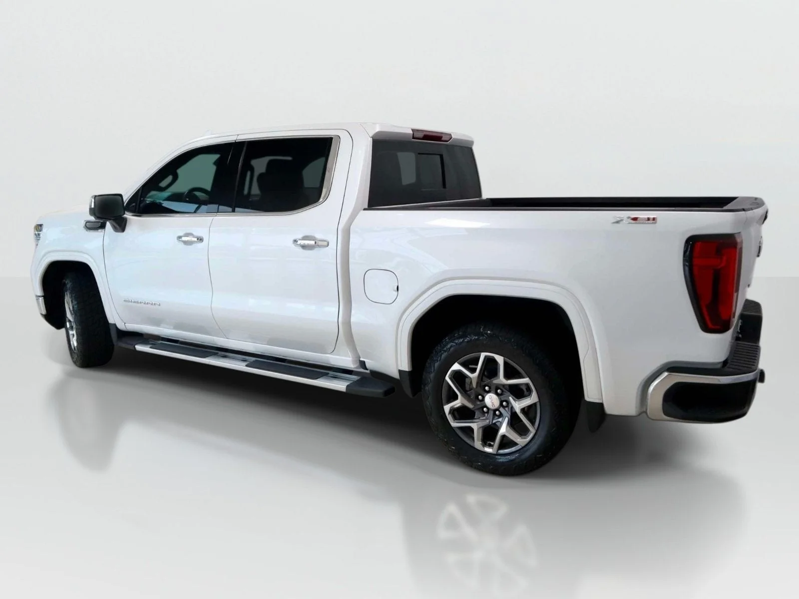 Used 2022 White Frost Tricoat GMC SLT image 3