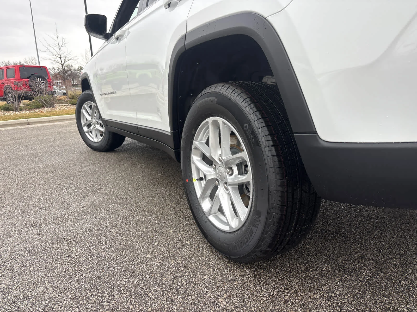 New 2026 Bright White Clear-Coat Exterior Paint Jeep Laredo image 6