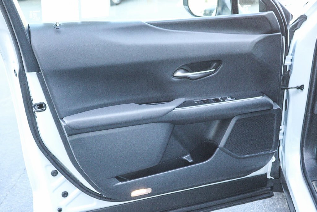 2025 Lexus UX Hybrid 300h - Photo 24