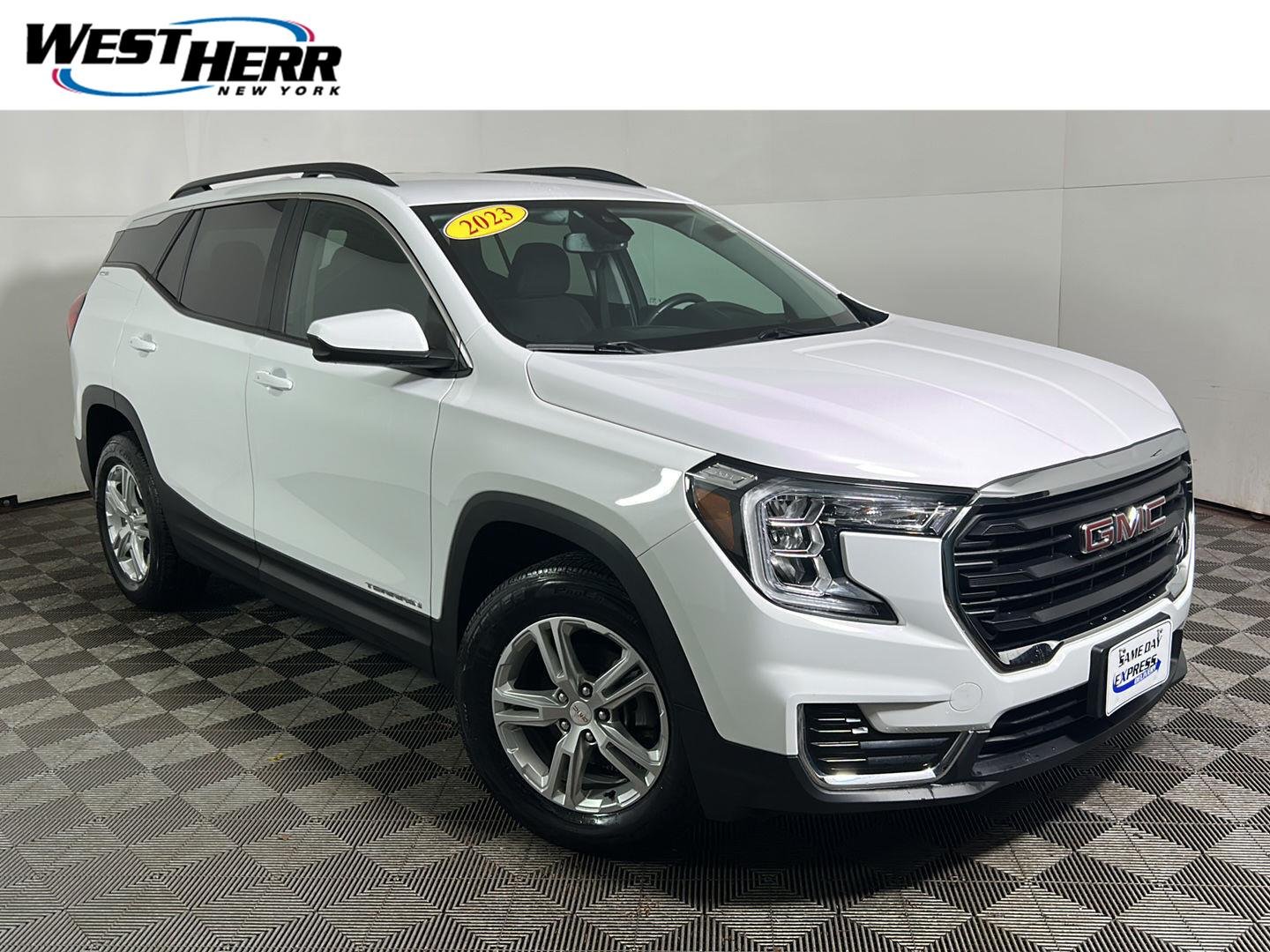 Used 2023 Summit White GMC SLE image 1