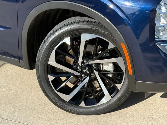 Used 2024 Blue Mitsubishi SE image 2