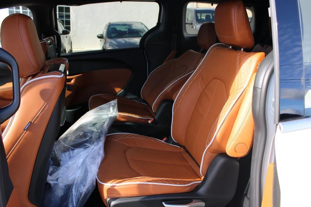 New 2026 Bright White Clear-Coat Exterior Paint Chrysler Pinnacle image 26