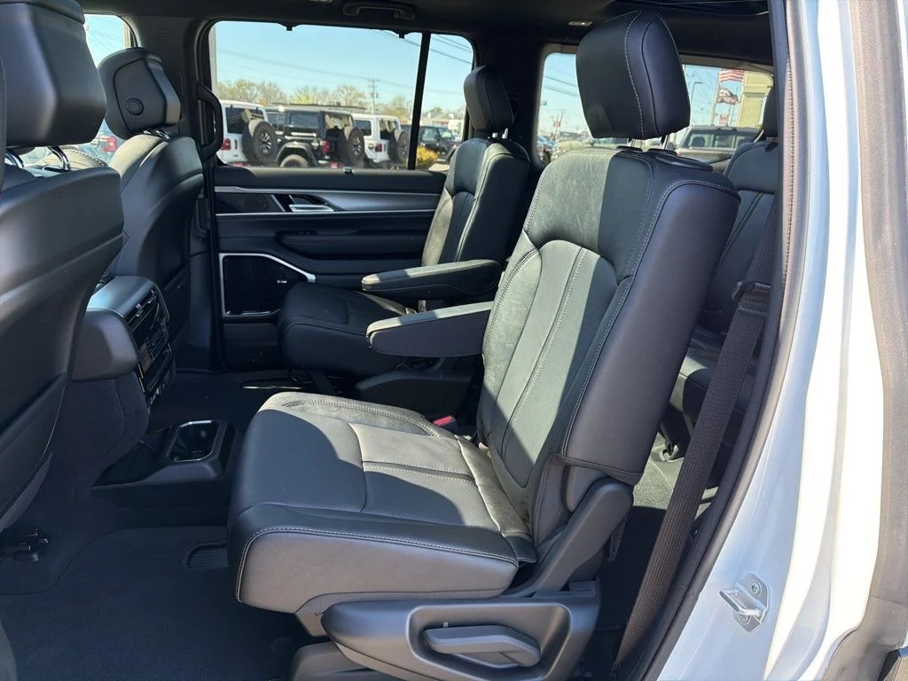 New 2026 Bright White Clear-Coat Exterior Paint Jeep Limited Reserve image 29