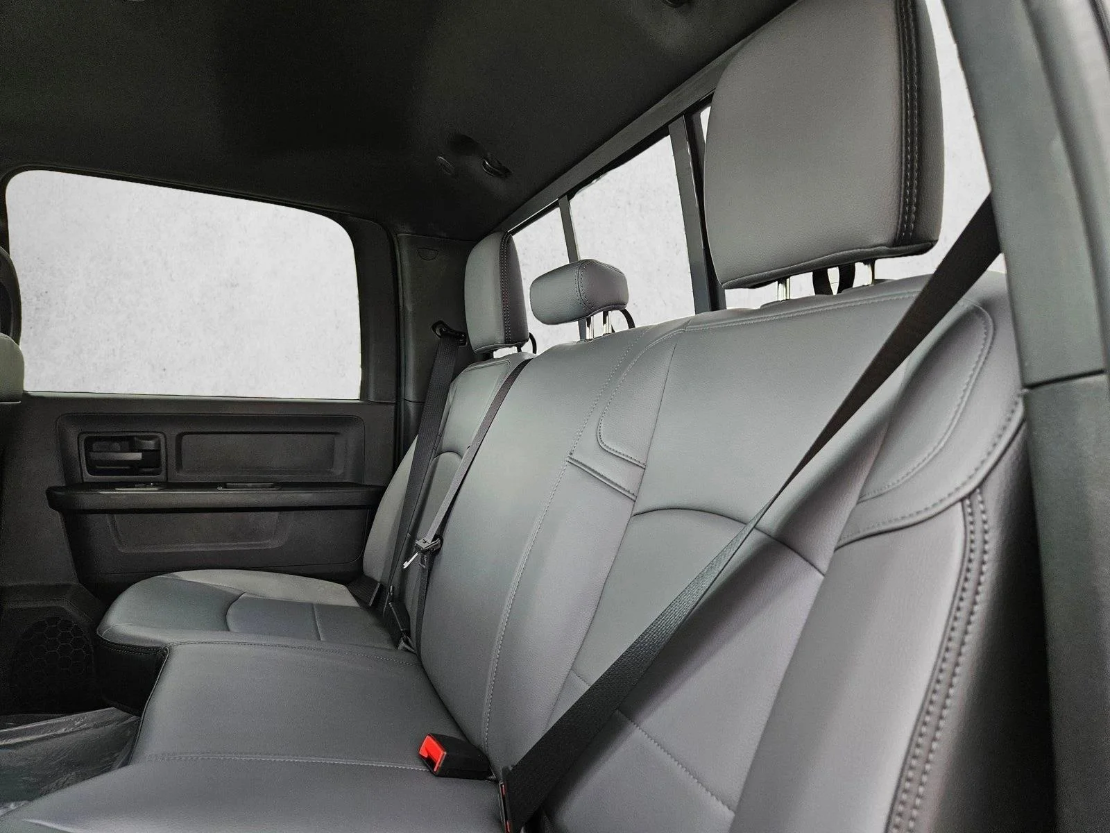 New 2026 Diamond Black Crystal Pearl-Coat Exterior Paint RAM Tradesman image 15