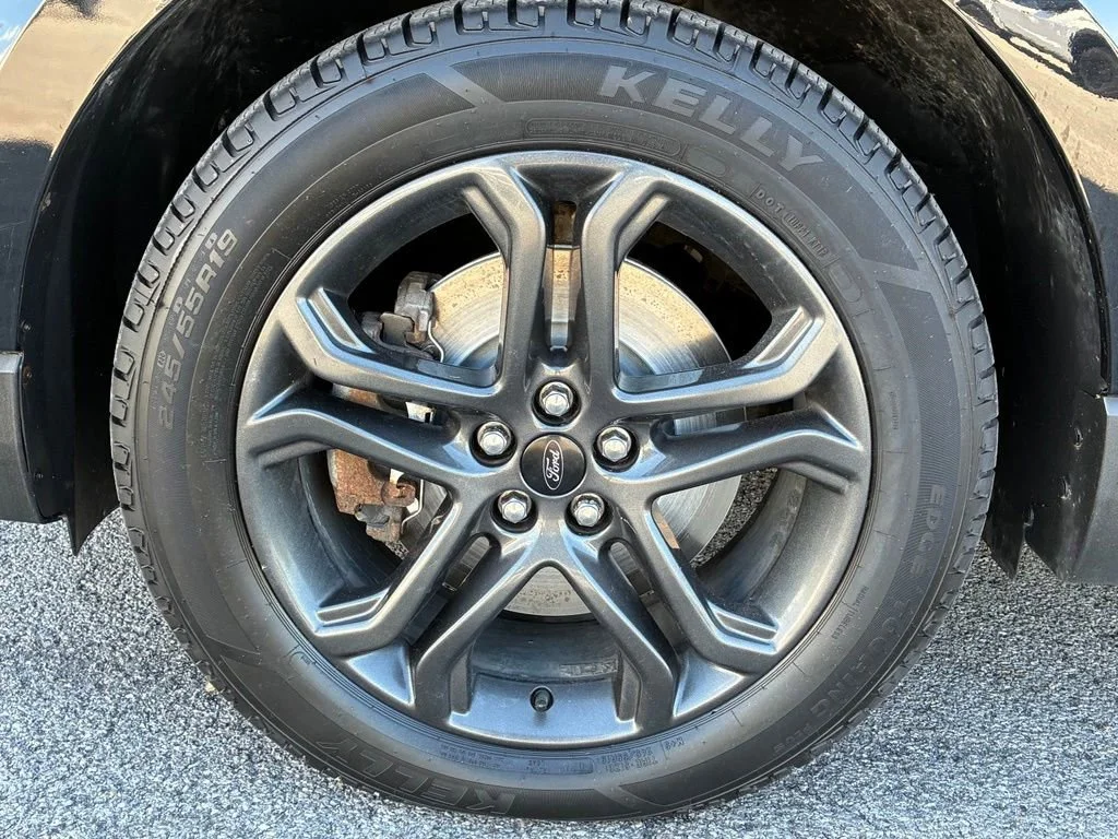 Used 2018 Shadow Black Ford SEL image 36