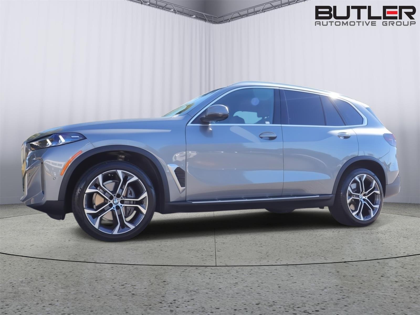 Used 2026 Skyscraper Grey Metallic BMW sDrive40i image 3