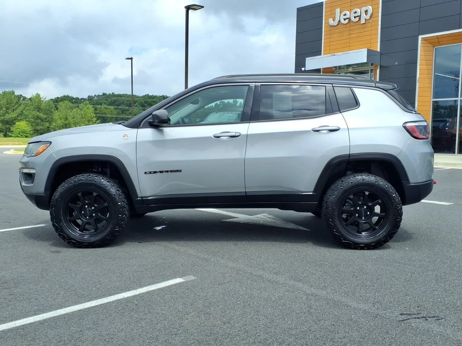 Used 2021 Billet Silver Metallic Clearcoat Jeep Trailhawk image 3
