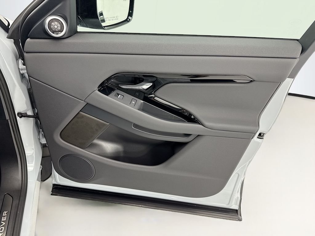 New 2026 Arroios Grey Metallic Land Rover S image 25