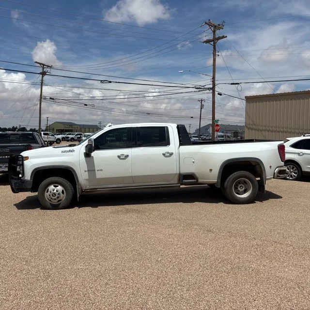 Used 2022 White Chevrolet High Country image 3