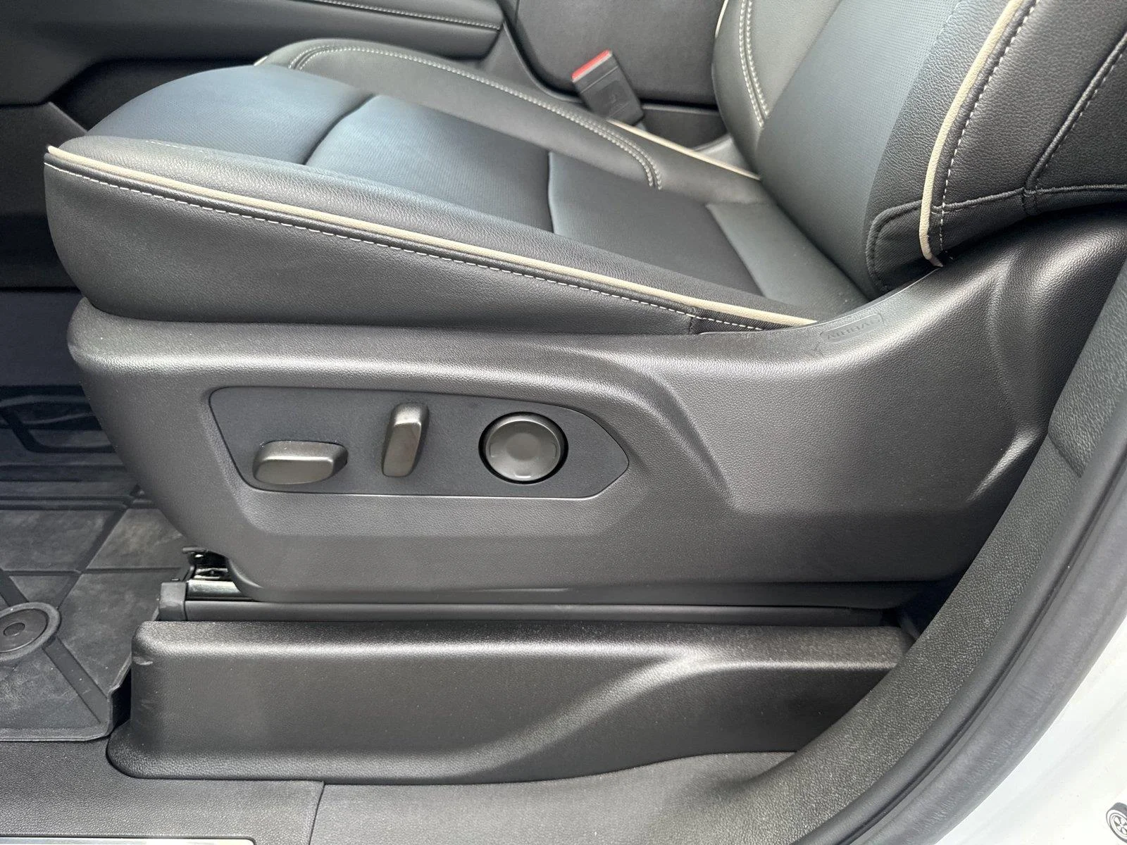 Used 2026 Polar White Tricoat Chevrolet Premier image 12