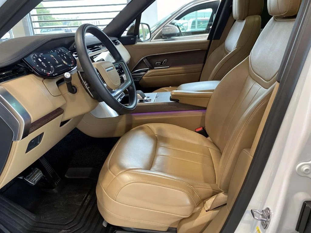Used 2025  Land Rover SE image 24