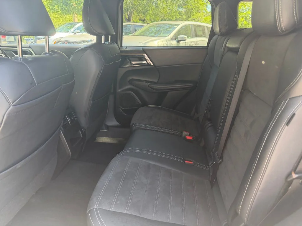 Used 2024  Mitsubishi SE Black Edition image 12