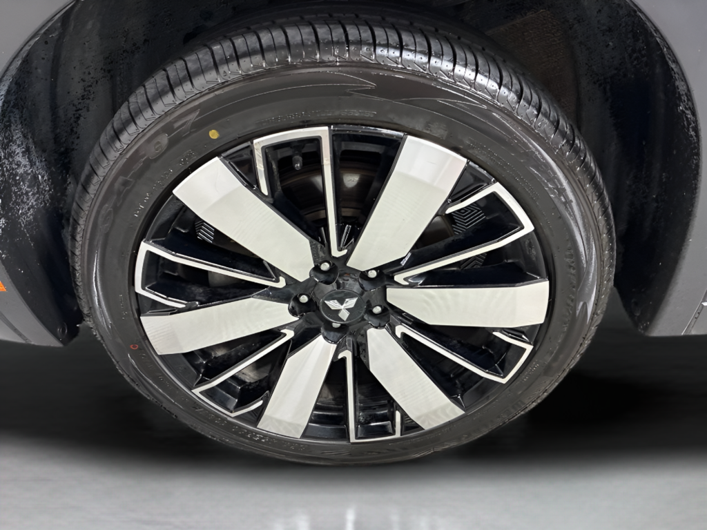 Used 2025  Mitsubishi SE image 39
