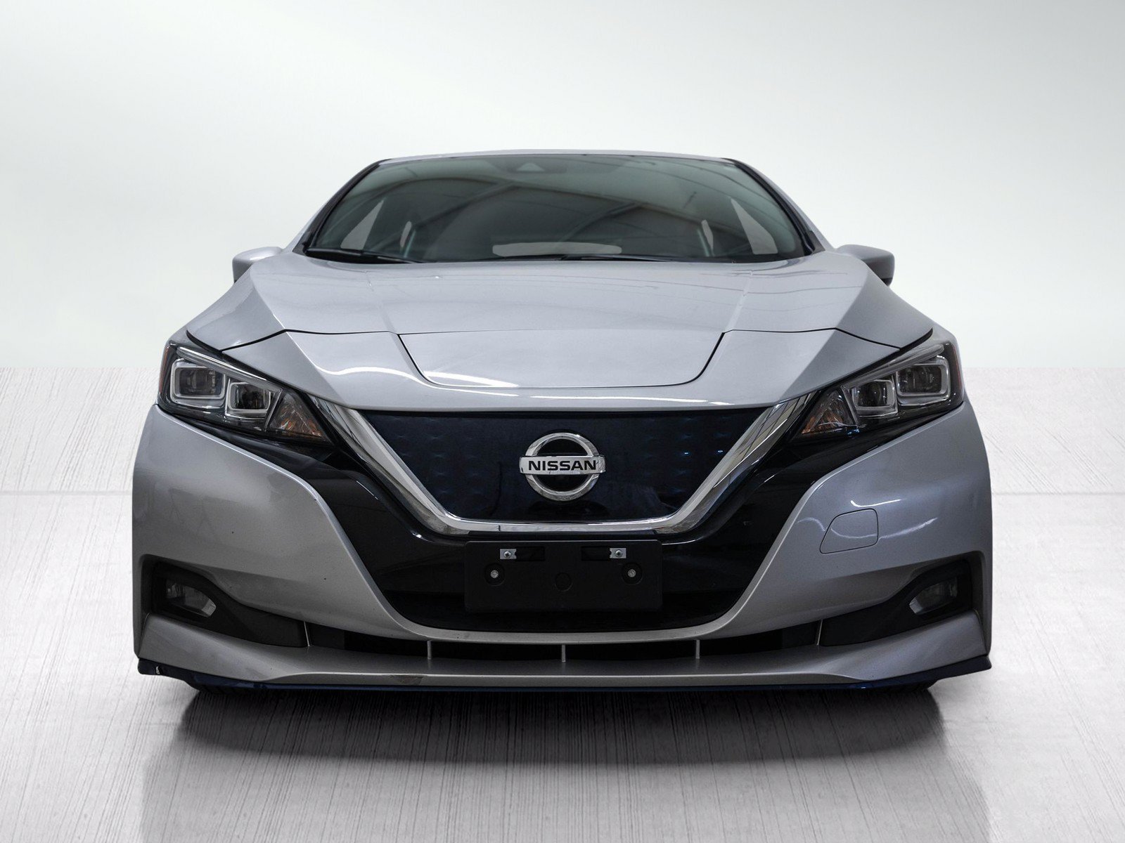 Used 2022 Brilliant Silver Nissan SV PLUS image 2