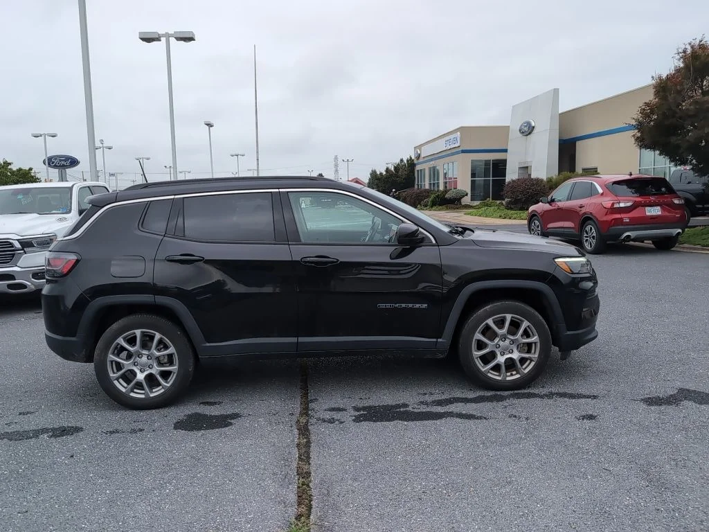 Certified Used 2022 Black Jeep Latitude Lux image 4