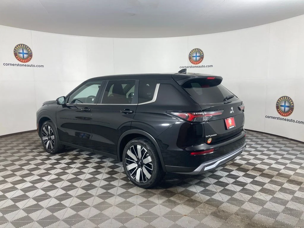 Used 2025  Mitsubishi SE image 20