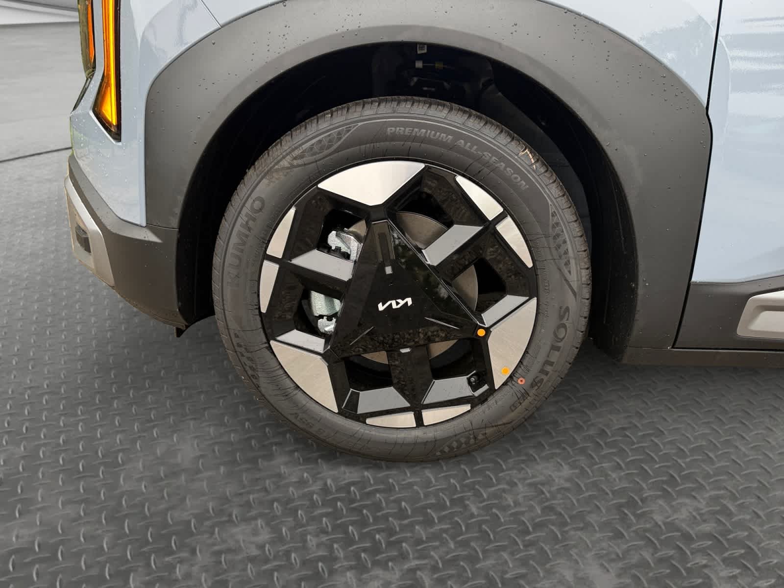New 2027 Pale Gray Kia S image 9