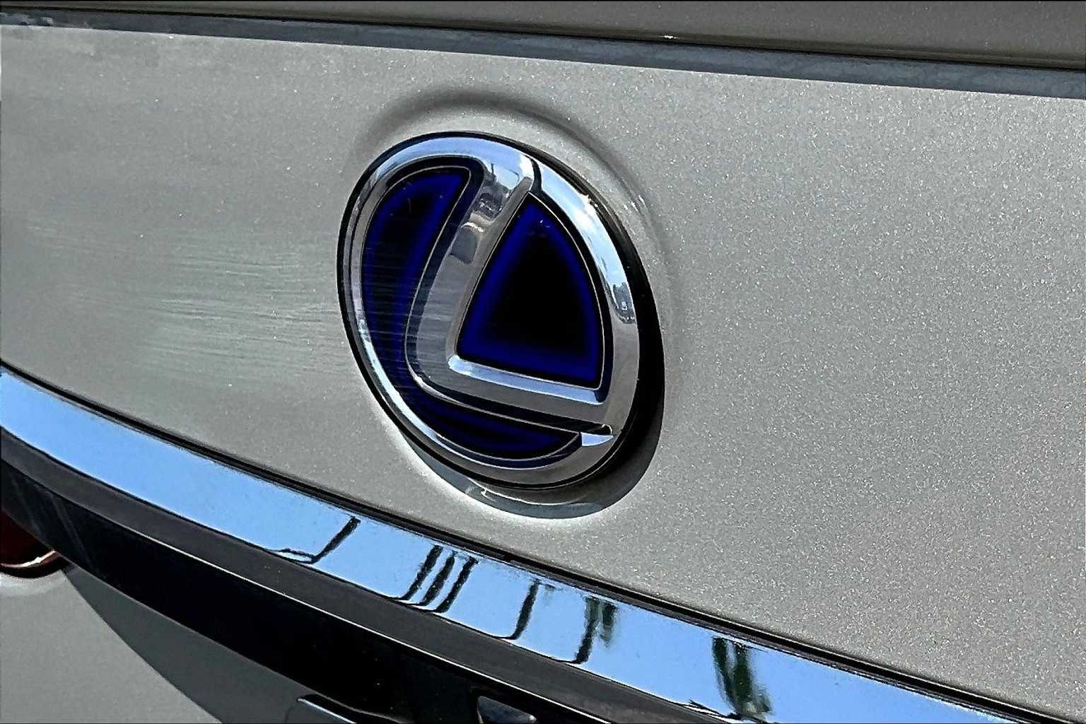 Certified Used 2022 MOONBEAM BEIGE MET. Lexus  image 29