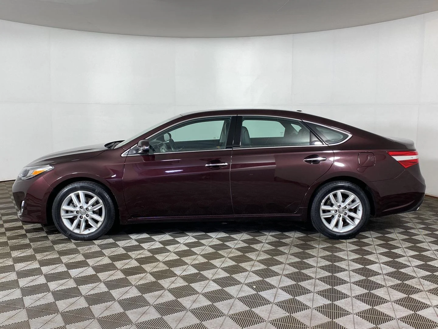 Used 2015 Sizzling Crimson Mica Toyota XLE image 3