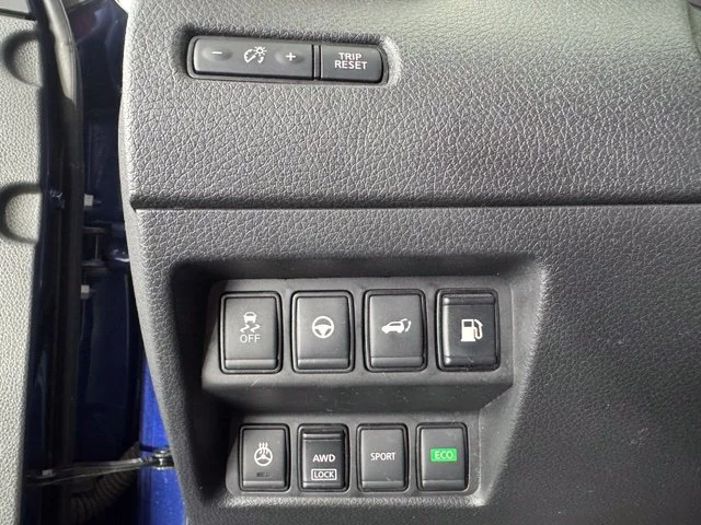 Used 2020 Blue Nissan SL image 36