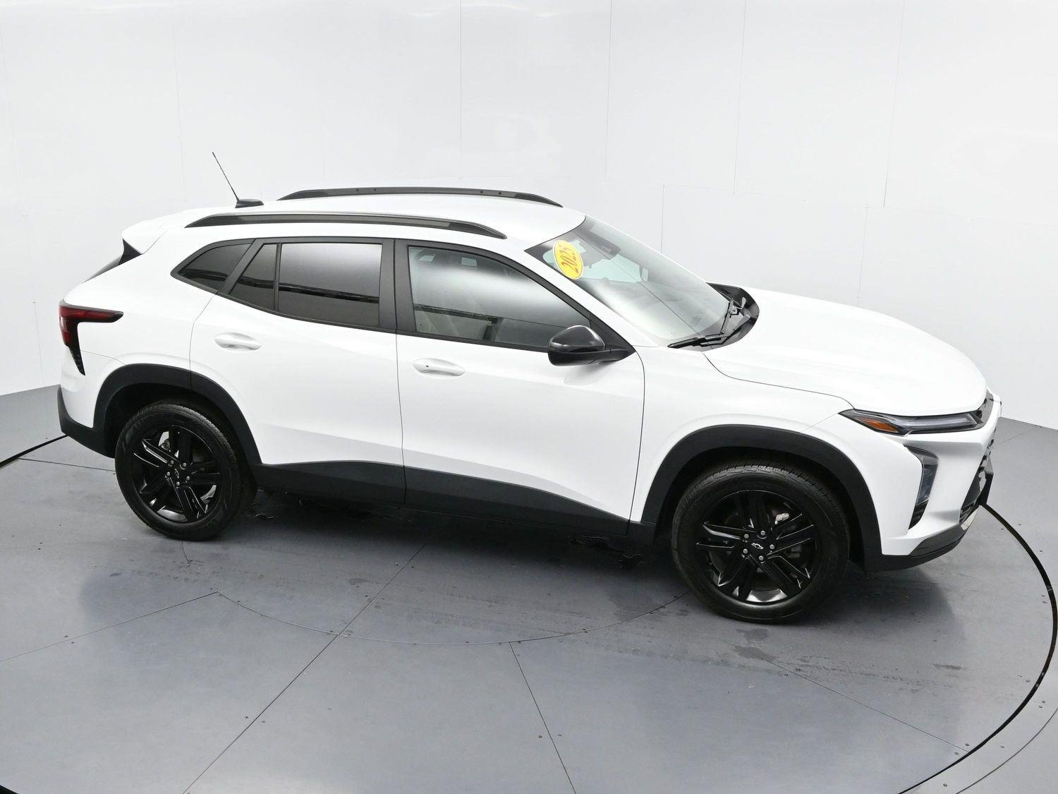 Used 2025 Summit White Chevrolet ACTIV image 36