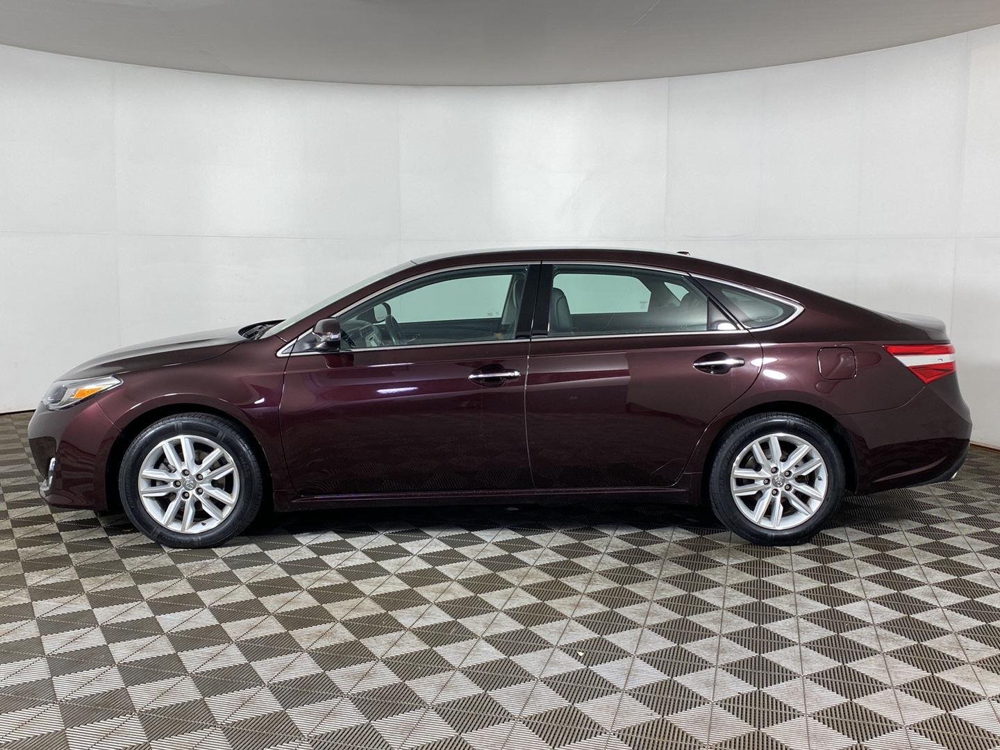 Used 2015 Sizzling Crimson Mica Toyota XLE image 3