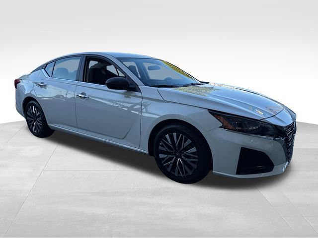 Used 2025 White Nissan SV FWD image 7