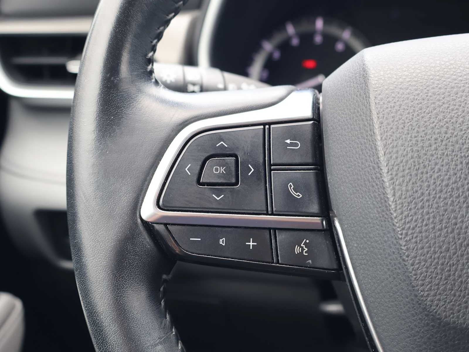 Used 2020 Magnetic Gray Metallic Toyota XLE image 24