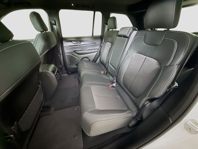 New 2026 Bright White Clear-Coat Exterior Paint Jeep Laredo X image 23