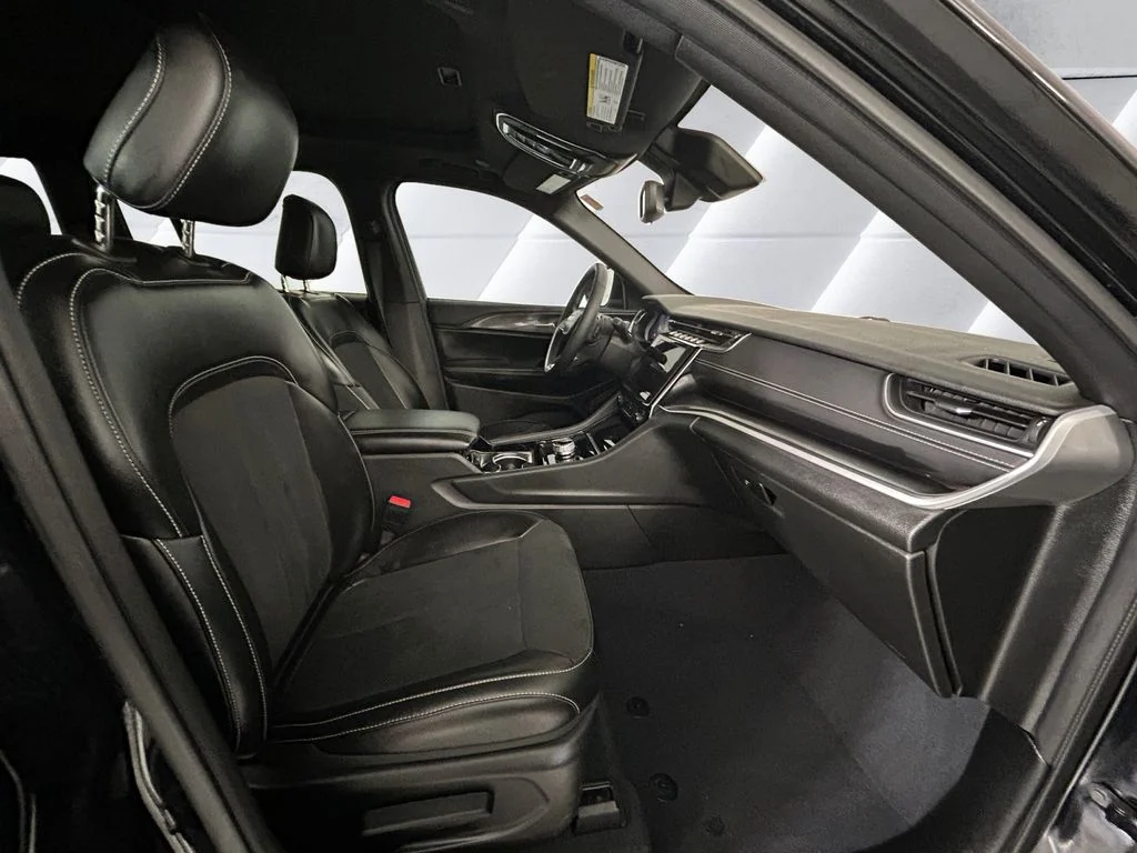 Used 2023 Black Jeep Altitude image 13