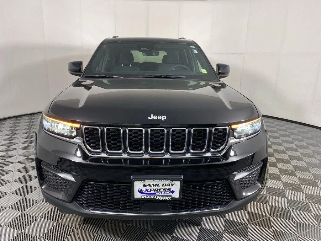 Used 2025 Diamond Black Crystal Pearlcoa Jeep Laredo X image 2